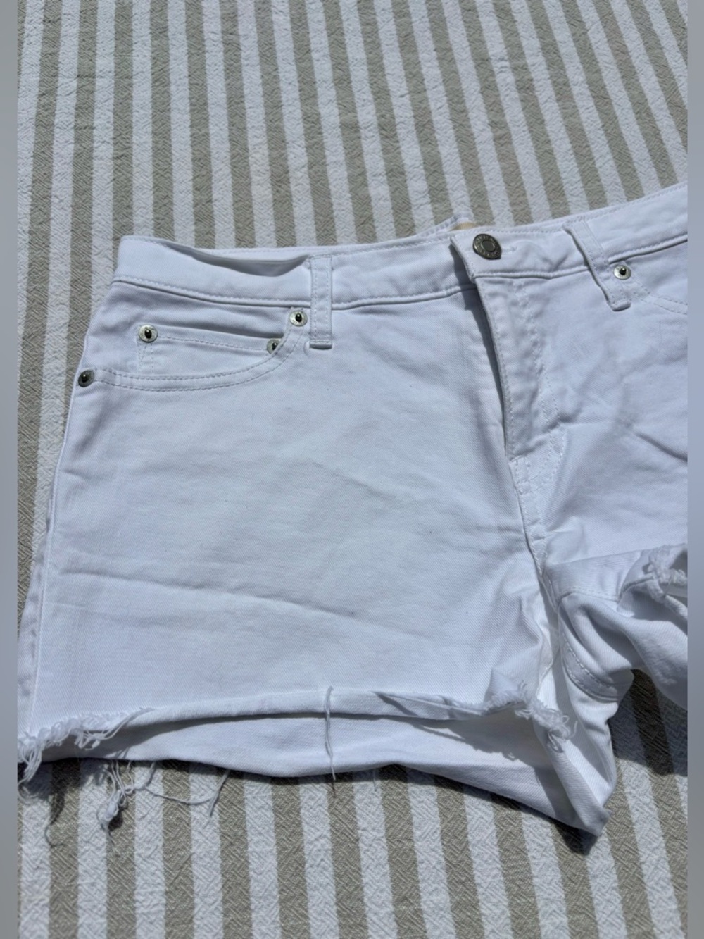GAP White Denim Cutoff 1969 3” Jean Shorts Women’s Size 28 Frayed Hem